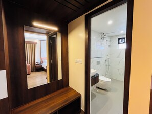 Standaard kamer, 1 twee- of 2 eenpersoonsbedden, uitzicht op tuin | Badkamer | Een douche, gratis toiletartikelen, handdoeken, zeep