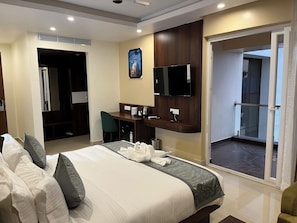 ห้องพรีเมียม | ผ้าปูที่นอนฝ้ายอียิปต์, เครื่องนอนระดับพรีเมียม, มินิบาร์, โต๊ะทำงาน