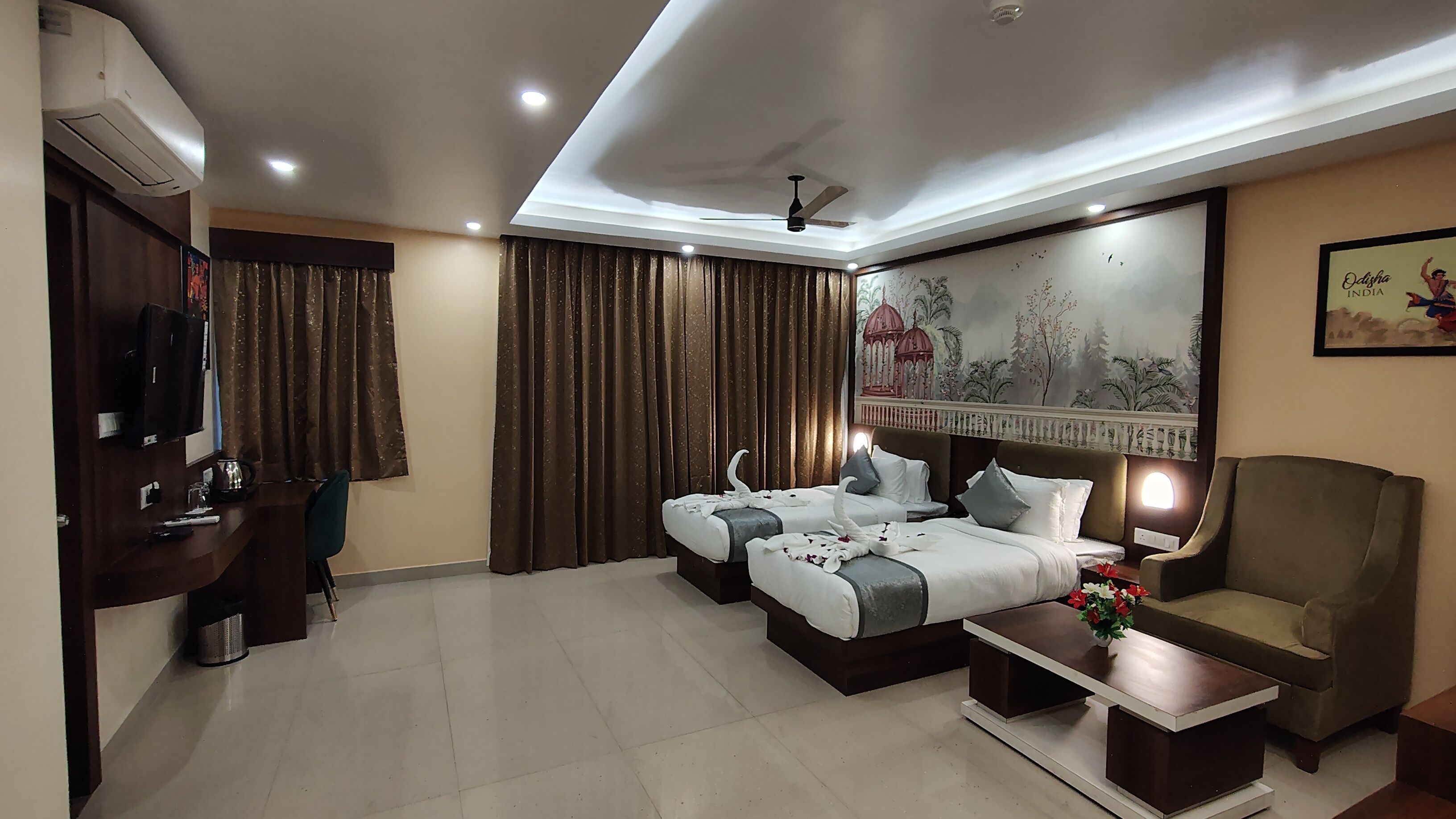 Executive kamer | Lakens van Egyptisch katoen, luxe beddengoed, een minibar, een bureau