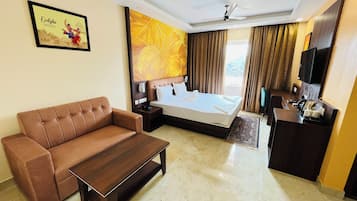 Standaard kamer, 1 twee- of 2 eenpersoonsbedden, uitzicht op tuin | Een bureau, een laptopwerkplek, een strijkplank/strijkijzer, gratis wifi