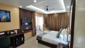 Premium Room | Egyptian cotton sheets, premium bedding, minibar, desk