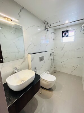 標準雙人或雙床房, 花園景觀 | 浴室 | 淋浴設備、免費盥洗用品、毛巾、肥皂