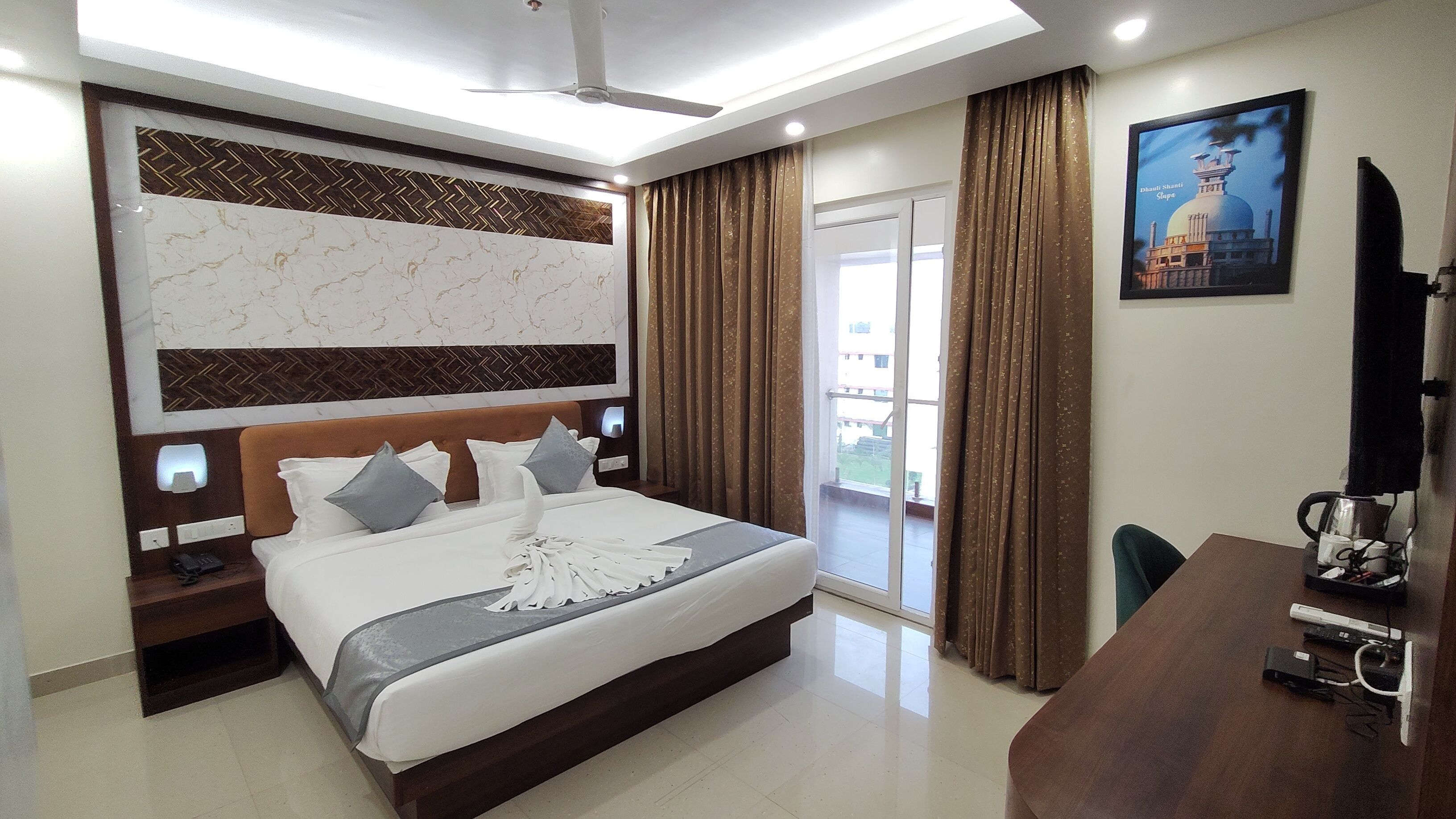 Superior kamer | Lakens van Egyptisch katoen, luxe beddengoed, een minibar, een bureau