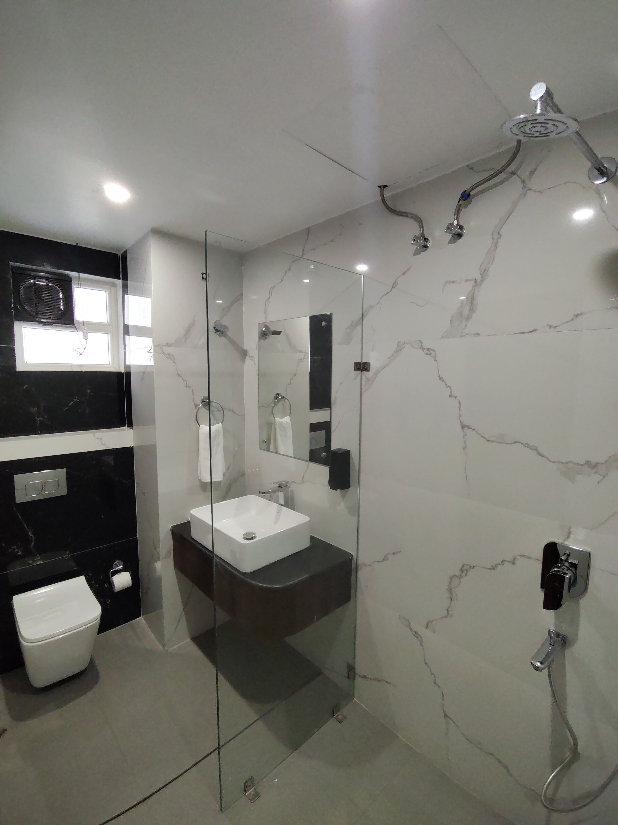 Superior Room | Bathroom | Shower, hydromassage showerhead, free toiletries, hair dryer