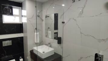 Superior Room | Bathroom | Shower, hydromassage showerhead, free toiletries, hair dryer