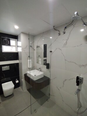 Superior-Zimmer | Badezimmer | Dusche, Hydromassagedusche, kostenlose Toilettenartikel, Haartrockner