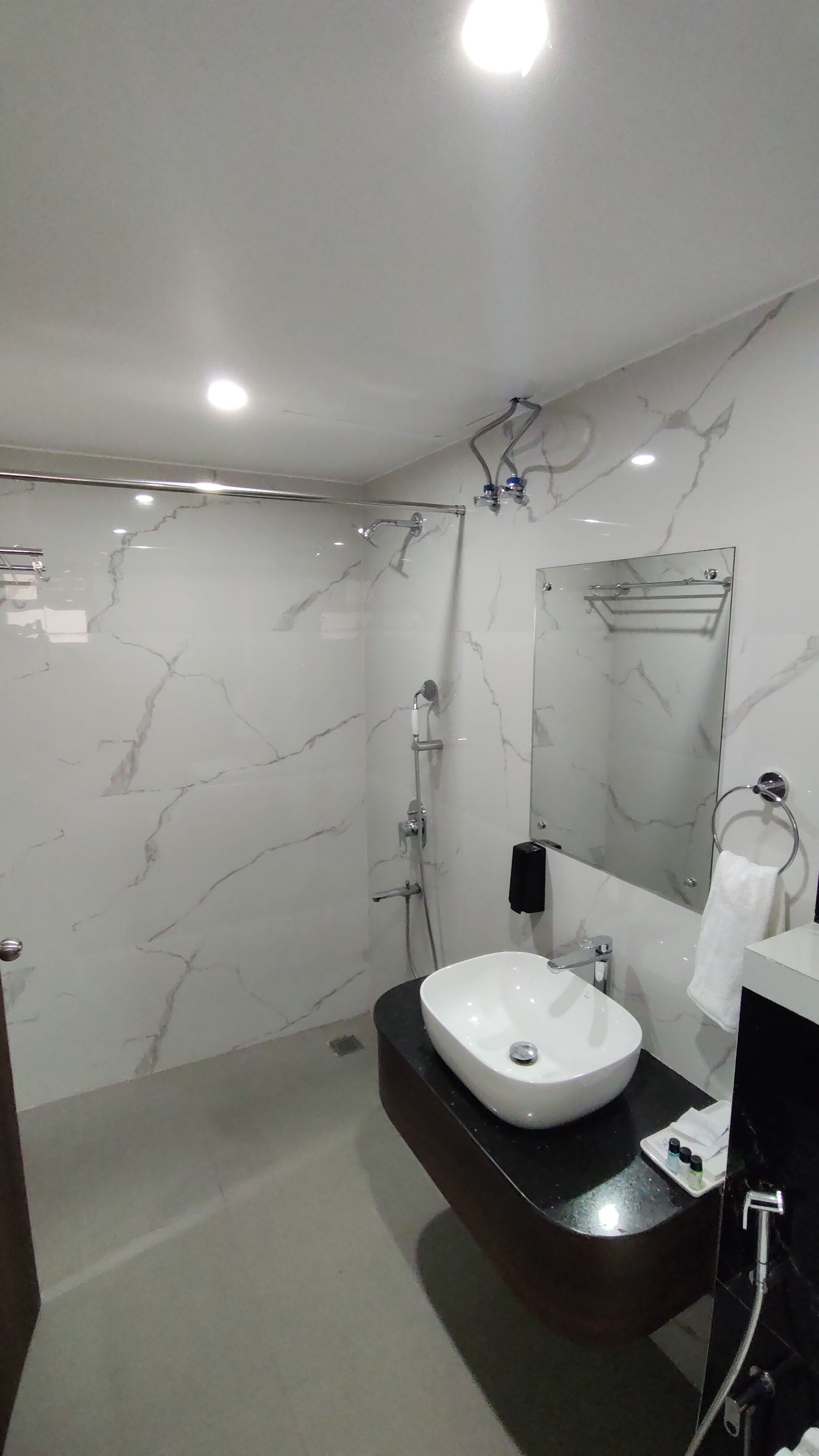 Quarto premium | Banheiro | Chuveiro, ducha de hidromassagem, produtos de toalete grátis 