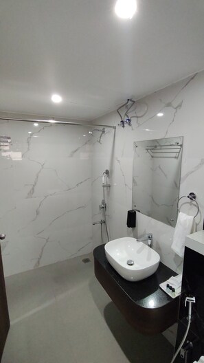 プレミアム ルーム | バスルーム | シャワー、水圧マッサージシャワー、バスアメニティ (無料)、 ヘアドライヤー