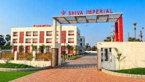 L'ingresso di un hotel con un cartello che riporta la scritta "SHIVA IMPERIAL".