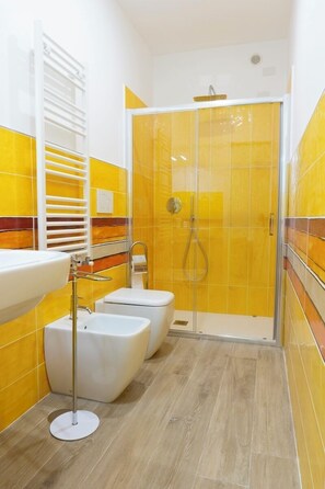 Regadera, bidet, toallas 