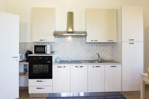 Kaffetrakter/tekoker, kjøleskap, mikrobølgeovn og ovn