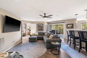 Condo, várias camas, sacada (Edgewater Escape) | Área de estar