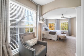 Condo, várias camas, sacada (Edgewater Escape) | 2 quartos, individualmente decorados, individualmente mobiliados