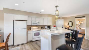 Kondominium, Beberapa Tempat Tidur, balkon (Edgewater Escape) | Dapur pribadi