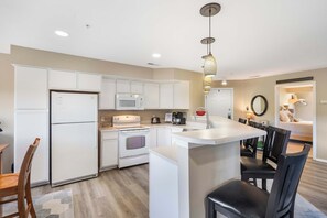 Kondominium, Beberapa Tempat Tidur, balkon (Edgewater Escape) | Dapur pribadi