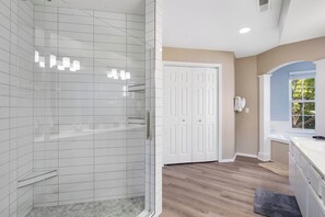 Apartamento, varias camas, balcón (Edgewater Escape) | Baño | Toallas