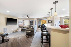 Apartamento, varias camas, balcón (Edgewater Escape) | Zona de estar