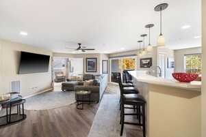 Apartamento, varias camas, balcón (Edgewater Escape) | Zona de estar