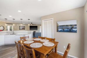 Condo, várias camas, sacada (Edgewater Escape) | Opções para refeição