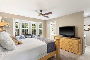 Kondominium, Beberapa Tempat Tidur, balkon (Edgewater Escape) | 2 kamar tidur dan didekorasi berbeda-beda