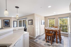 Apartamento, varias camas, balcón (Edgewater Escape) | Restauración