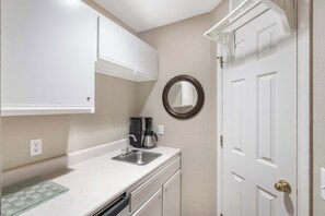 Apartamento, varias camas, balcón (Edgewater Escape) | Cocina privada