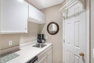 Apartamento, varias camas, balcón (Edgewater Escape) | Cocina privada