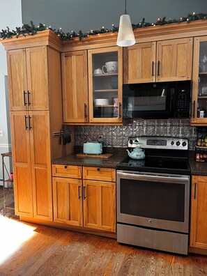Private kitchen - 3-bedroom house in fantastic Falmouth with AC and comfort, (Falmouth)