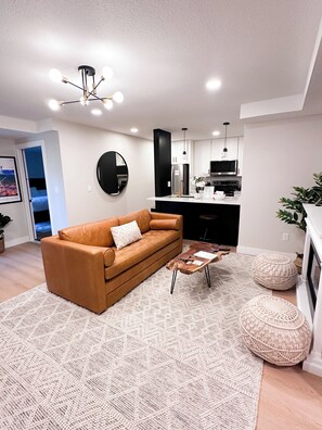 Smart TV, fireplace, DVD player - Relaxed Elegance / Ski-In/Out / King Bed / Central Location / Park City Mtn Base (Park City)