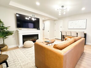 Smart TV, fireplace, DVD player - Relaxed Elegance / Ski-In/Out / King Bed / Central Location / Park City Mtn Base (Park City)
