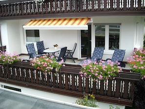 Outdoor dining - Holiday Apartment 'Waltraud, 105 sqm' with Panoramic View, Private Terrace & Wi-Fi (Brilon)