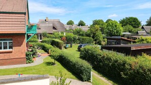 Een woonwijk met huizen, een verzorgd gazon en een auto op straat.