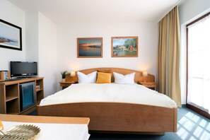 Free WiFi, bed sheets - Double room with balcony directly at the harbor of Wustrow (Ostseebad Wustrow)