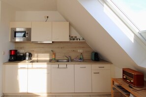Fridge, microwave, stovetop, dishwasher - A quiet and light-flooded apartment on the upper floor (Wustrow)