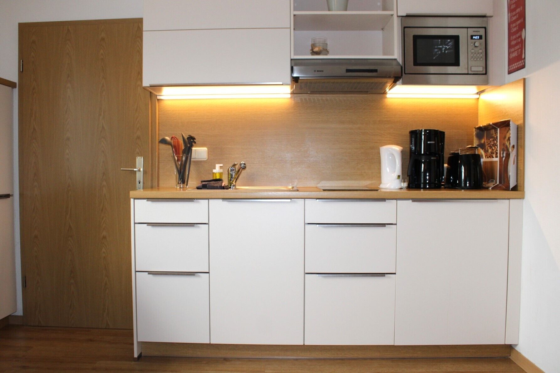 Kühlschrank, Mikrowelle, Herdplatte, Wasserkocher mit Kaffee-/Teezubehör