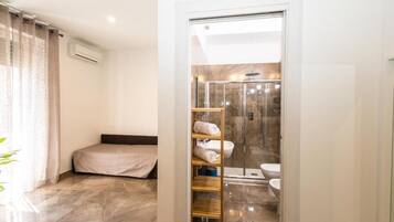 Ducha, artículos de tocador gratuitos, secador de pelo, toallas