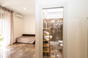 Buồng tắm vòi sen, đồ dùng nhà tắm miễn phí, máy sấy tóc, khăn tắm 