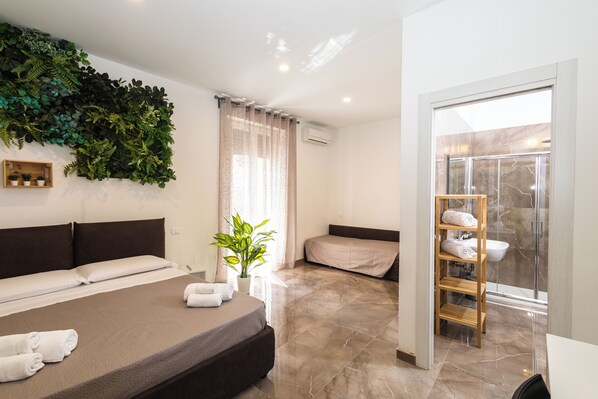 Phòng 4 Cao cấp, ban công, quang cảnh vườn | Bàn, truy cập Internet không dây miễn phí 