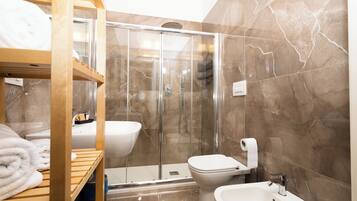 Habitación cuádruple de lujo, balcón, vista al jardín | Baño | Regadera, amenidades de baño gratuitas, secadora de cabello, toallas