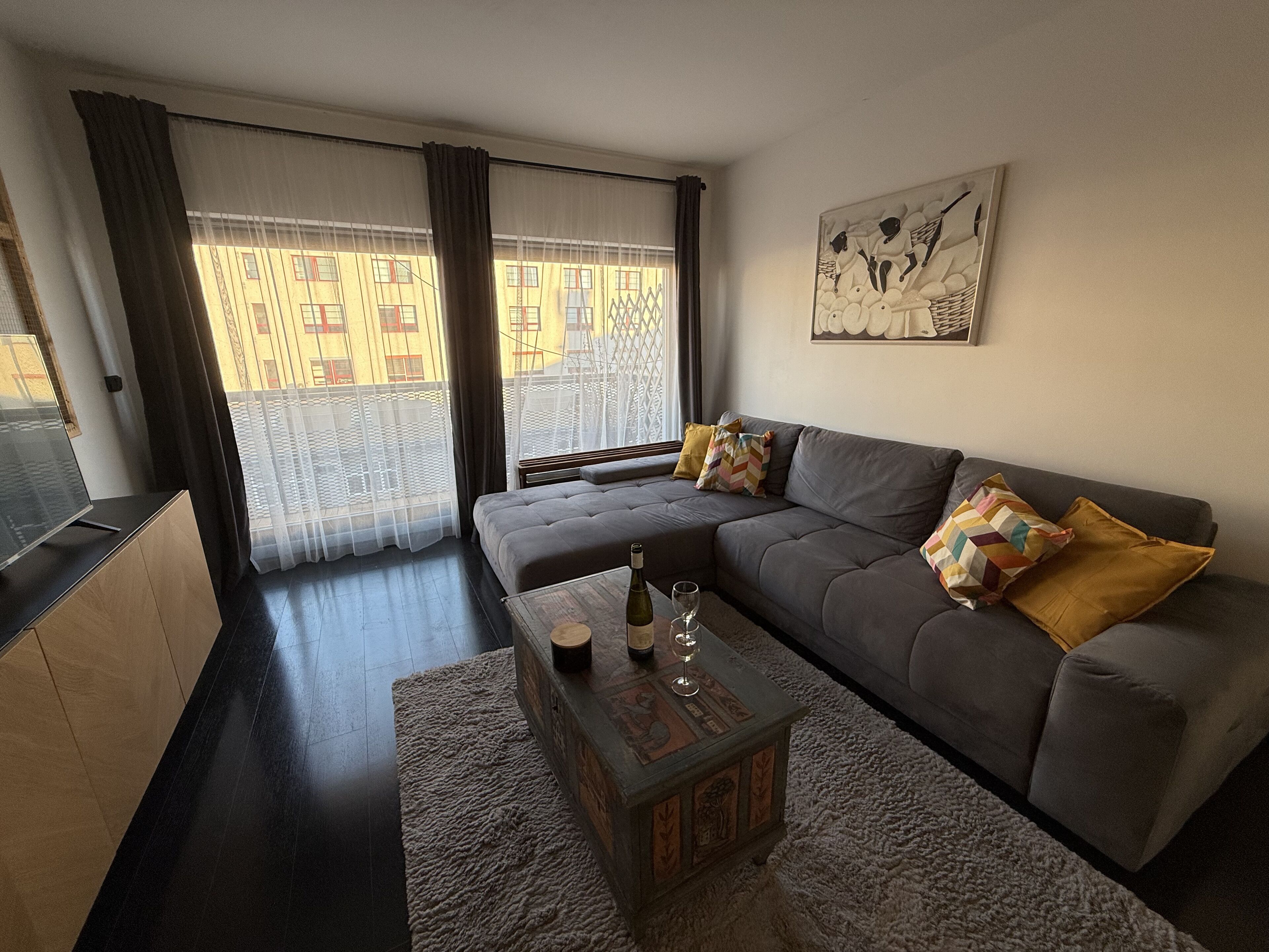 舒适公寓, 外廊, 庭院景观 | 起居区 | 40-英寸LED 电视（配备数码频道）、Netflix、流媒体服务