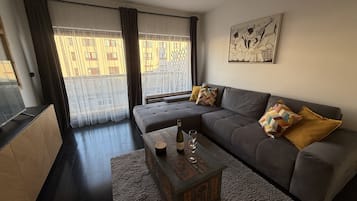 ์ปดํฌํธ ์ํํธ, ๋ผ๋์ด, ๋ง๋น ์ ๋ง | ๊ฑฐ์ค ๊ณต๊ฐ | ๋์งํธ ์ฑ๋ ์์ฒญ์ด ๊ฐ๋ฅํ 40์ธ์น LED TV, ๋ทํ๋ฆญ์ค, ์คํธ๋ฆฌ๋ฐ ์๋น์ค