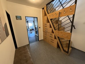 Comfort-Apartment, Veranda, Blick auf den Innenhof | Verdunkelungsvorhänge, schallisolierte Zimmer, Bügeleisen/Bügelbrett