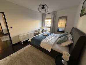 Comfort-Apartment, Veranda, Blick auf den Innenhof | Verdunkelungsvorhänge, schallisolierte Zimmer, Bügeleisen/Bügelbrett