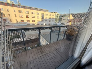 컴포트 아파트, 라나이, 마당 전망 | 발코니