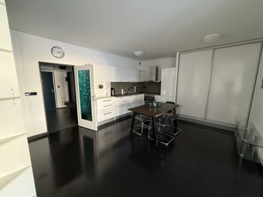 Comfort-Apartment, Veranda, Blick auf den Innenhof | Eigene Küche | Espressomaschine, Wasserkocher