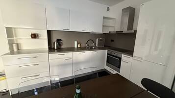 Comfort appartement, veranda, uitzicht op binnenplaats | Privékeuken | Een koelkast/vriezer, een magnetron, een oven, een kookplaat