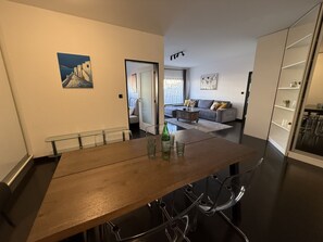 컴포트 아파트, 라나이, 마당 전망 | 전용 주방 | 에스프레소 메이커, 전기 주전자