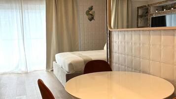 Studio Suite | Ruang kerja ramah laptop dan setrika/meja setrika