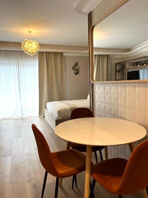 Laptop workspace, iron/ironing board, free cots/infant beds, free WiFi - Torri Studios (Sliema)