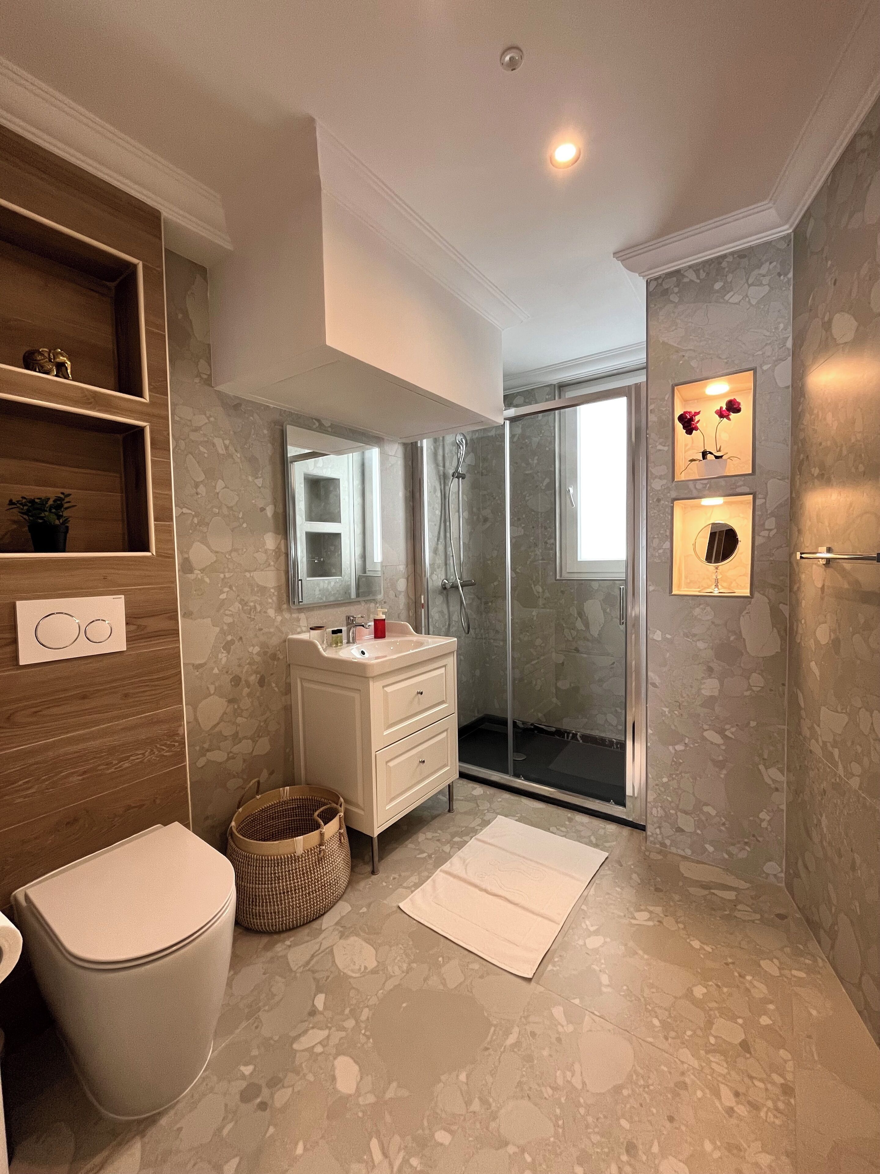 Suite monolocale | Bagno | Doccia, set di cortesia gratuito, asciugacapelli, asciugamani